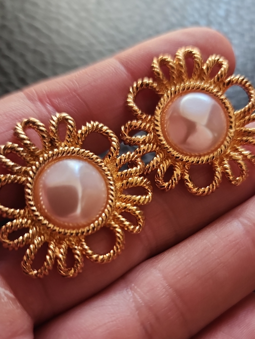VTG Avon Gold-Tone Floral Pearl Center Earrings